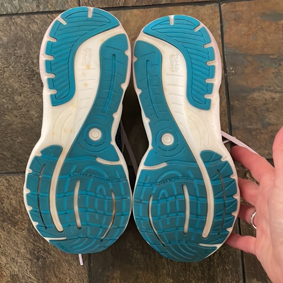 Brooks Athletic Shoes- Cushion Neutral- Navy with Teal dots- size 8 - Picture 13 of 15